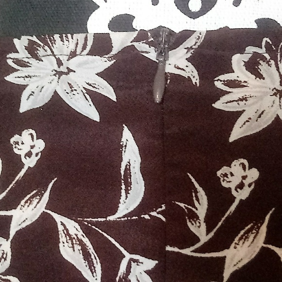 EXPRESS BROWN SKIRT W/WHITE FLORAL DESIGN - Picture 4 of 4